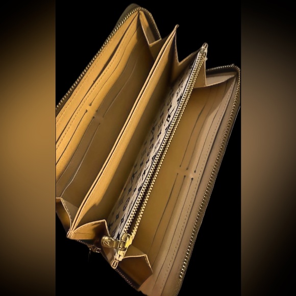 Pre-owned AUTHENTIC LOUIS VUITTON Khaki & Green Monogram Giant Zippy Wallet 😍 - Picture 9 of 14